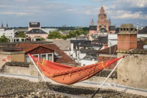 Eine Hängematte auf dem Dach über Mainz mit dem Dom im Hintergrund. - Foto: La Siesta