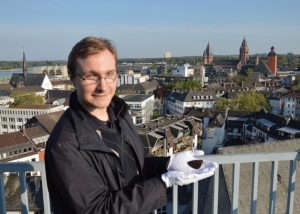 Jan-David Förster von der AAG Mainz im Jahr 2017 mit einem Stück des Meteoriten von Mainz auf dem Dach der alten Sternwarte. – Foto: gik