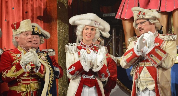 Rote Röcke, Pferde und eine schneeweiße Uniform – Jeanette von Opel ist Kommandeurin der Mainzer Prinzengarde