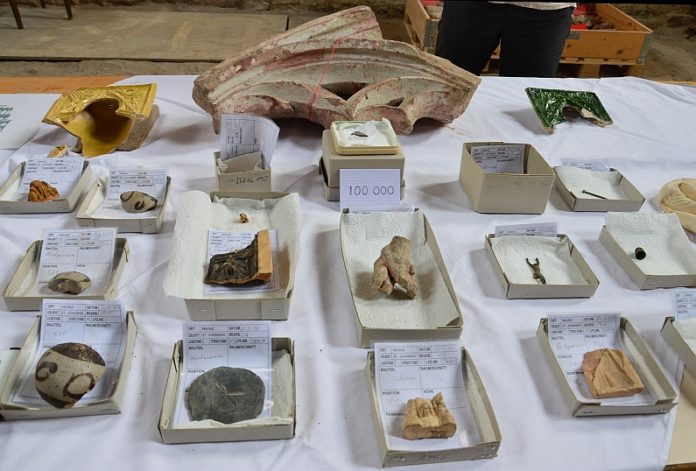 Austernschalen, Boulekugeln und Alchimistenlabor – 100.000 Fundstück in der Johanniskirche ausgegraben