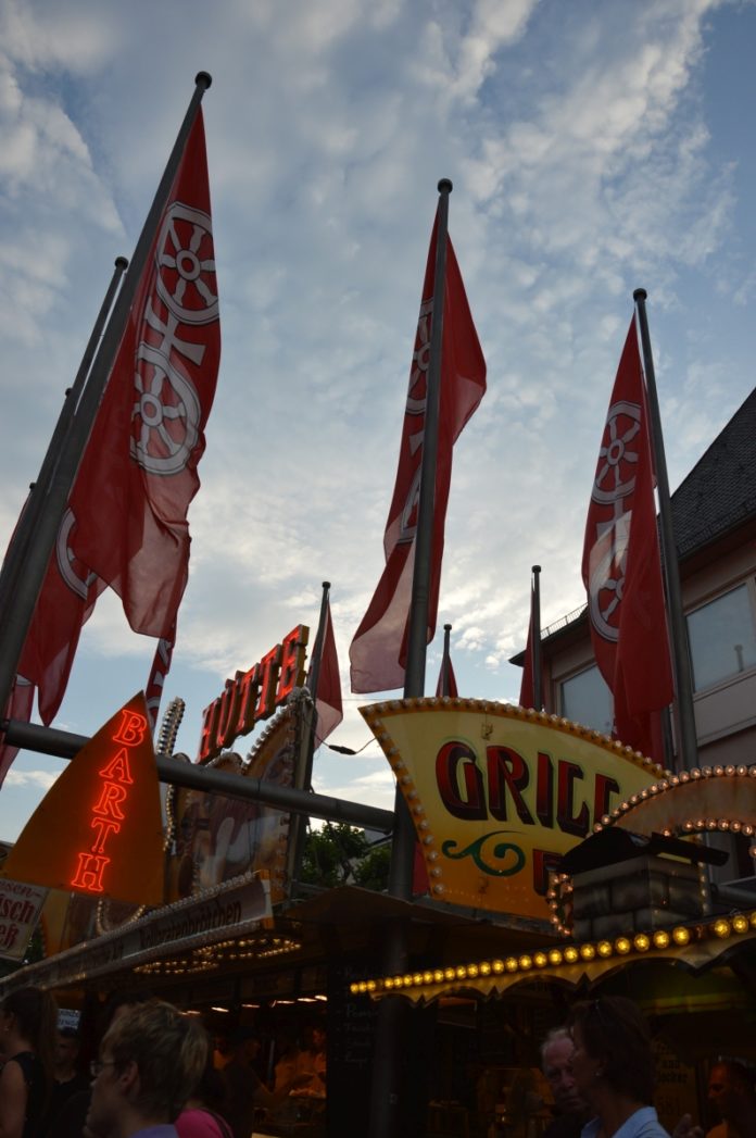 Mainzer Johannisnacht begonnen: Historische Orgel, tolles Wetter und ein Kranz für Gutenberg