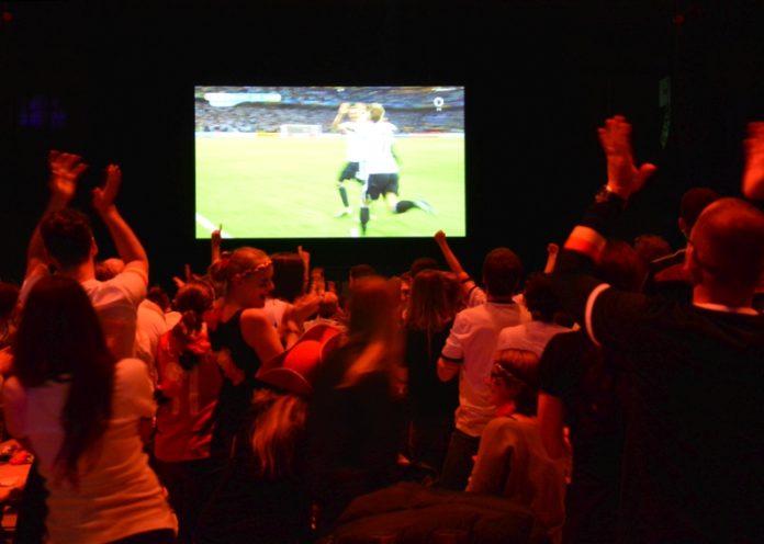 Public Viewing zur EM: Locations mit Dach gefragt – Halle 45 mit großer Fußballparty