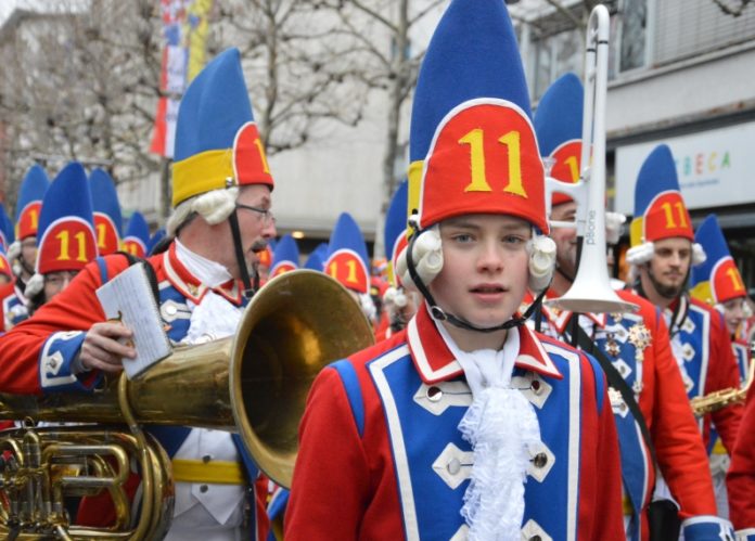 „Der Gardisten bunte Pracht“ – Alles rund um den 68. Mainzer Rosenmontagszug 2019 – Rund 8.600 Teilnehmer, großflächiges Glasverbot