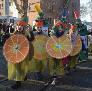 Ein warmes Mittagessen für alle Schüler und Kitakinder in Mainz - diese Kinder tragen im Jugendmaskenzug wenigstens schon einmal Orangen. - Foto: gik
