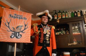 Der Anfang: Bernd Frank Ende Dezember 2015 mit seiner neuen Paradeuniform und der neuen Jägergarde-Standarte in seinem Jägermeister-Wohnzimmer. - Foto: gik