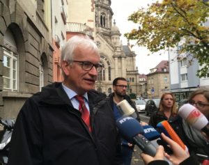 DUH-Geschäftsführer Jürgen Resch im Oktober 2018 vor dem Mainzer Verwaltungsgericht. - Foto: gik
