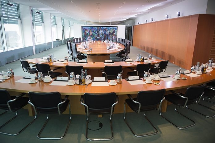 Planspiel Bundesregierung Tag der Deutschen Einheit: Einmal selbst Kanzlerin sein oder Minister am Kabinettstisch