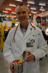 Kinderarzt Steffen Fischer mit Medizin - Foto Kirschstein
