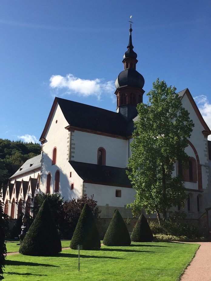 Kloster Eberbach heißt künftig „Klosterfrau-Melissengeist-Basilika“ – Stiftung Kloster Eberbach teilt am 1. April Verkauf der Namensrechte mit