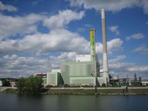 Das Müllheizkraftwerk auf der Ingelheimer Aue 2019. - Foto via Wikipedia Commons