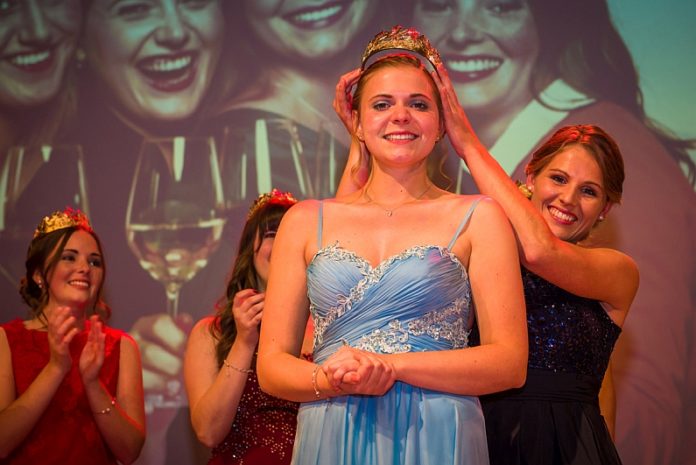 Lea Kopp ist neue Weinkönigin von Rheinhessen – Niersteinerin wird von vier Prinzessinnen unterstützt