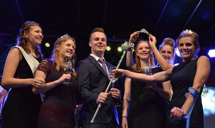 Der erste Weinkönig von Rheinhessen – Jungwinzer Magnus Kissel trägt die Krone der VG Wörrstadt