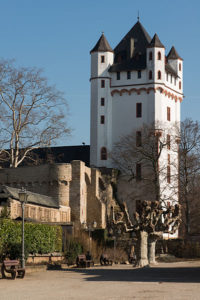 Die Kurfürstliche Burg ist eine wunderschöne Kulisse für ein Burgfest finden wir - Quelle: Wiki