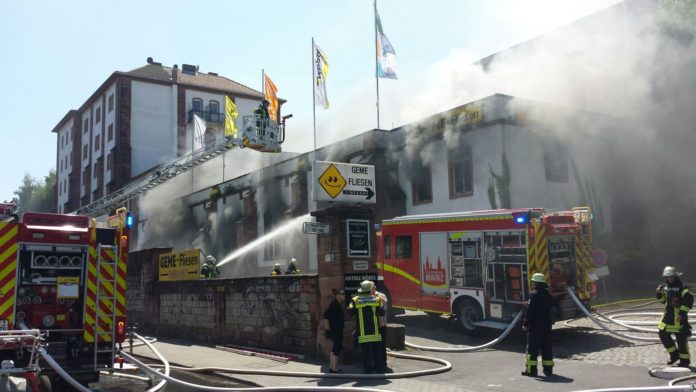 Übler Lagerhallenbrand in der Wormser Straße an Fronleichnam