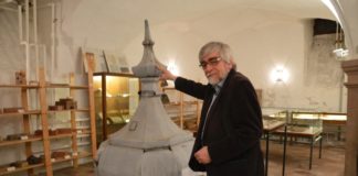 Uralte Glasfenster, eine Kirchentür und viele Dachziegel – Landesdenkmalpflege sammelt und berät