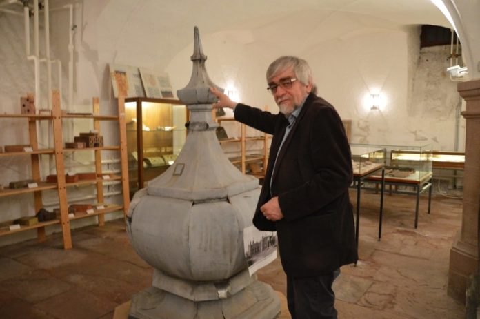 Uralte Glasfenster, eine Kirchentür und viele Dachziegel – Landesdenkmalpflege sammelt und berät