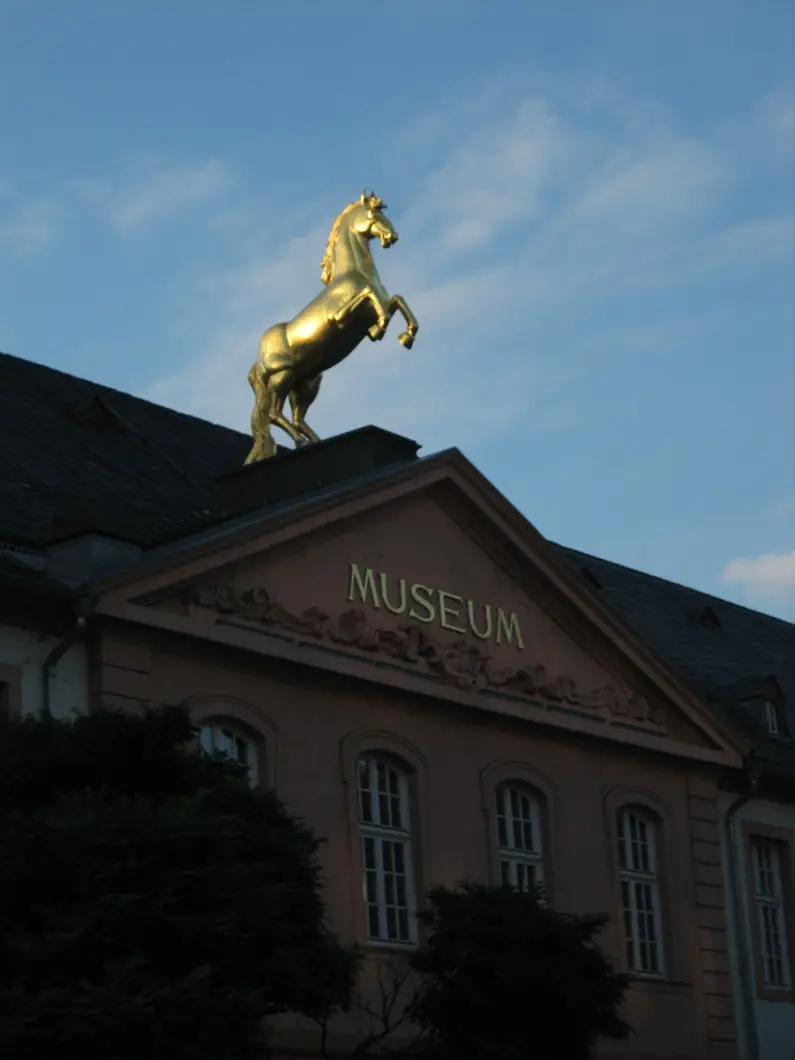 Das Mainzer Landesmuseum mit goldenem Pferd - Foto: gik