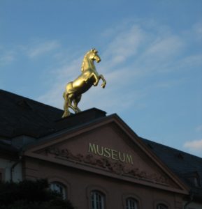 Landesmuseum Mainz mit Pferd neu - Foto gik