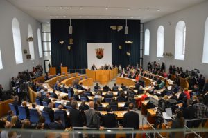 Der Landtag Rheinland-Pfalz bei seiner konstituierenden Sitzung am 18.05.2016 in der Steinhalle des Landesmuseums in Mainz - am 14. März 2021 wird neu gewählt. - Foto: gik