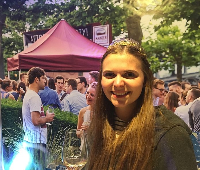 CineLady am 4.10. mit Vorpremiere „Unter deutschen Betten“ – Weinforum und rheinhessische Weinkönigin Lea Kopp