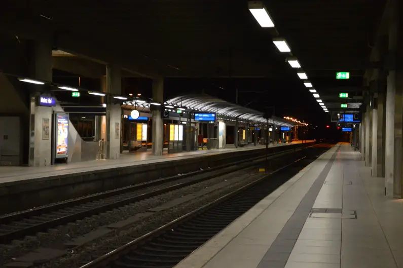 Leere Gleise und Bahnsteig Hauptbahnhof Mainz - Foto: gik