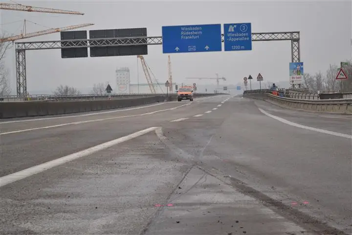 Seit 11. Februar: Die Schiersteiner Brücke - gesperrt! Wann hier wieder Autos rollen? Wissen wir am Samstag, heißt es. - Foto: Polizei Mainz