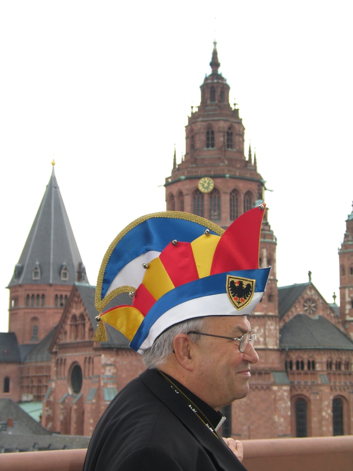 Lehmann mit Narrenkappe vor Mainzer Dom 2004 - Foto Bistum Mainz