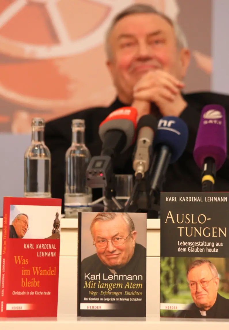 Lehmann und seine drei neuen Bücher beim PG am 4.5.2016 - Foto Bistum Mainz