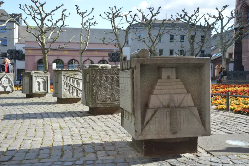 Lettern-Denkmal für Gutenbergs Druck auf dem Liebfrauenplatz - Foto: gik
