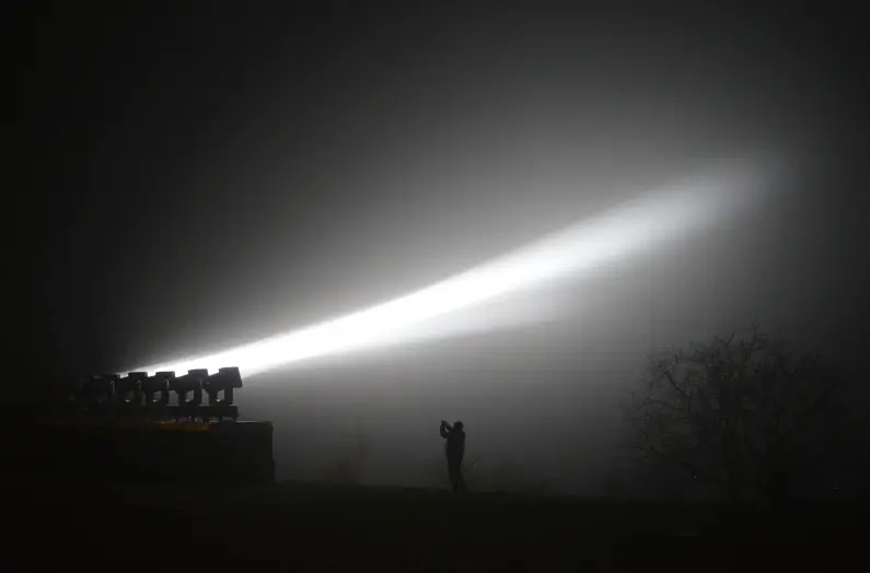 Lichtbrücke in den Nebel mit Mensch