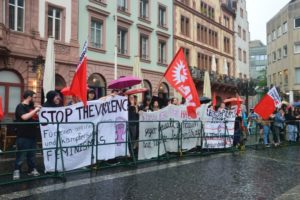 Demos gegen rechte Aufmärsche in Mainz verliefen bislang immer friedlich - hier ein Protest gegen ein rechtes Bündnis aus Kandel. - Foto: gik
