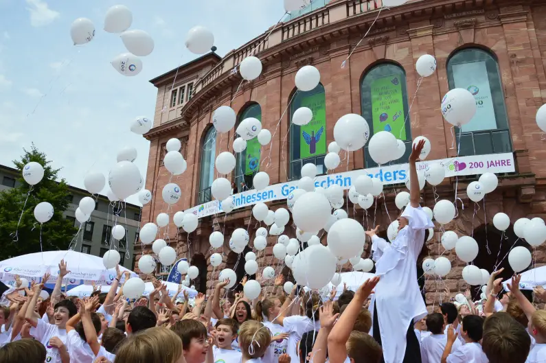 Luftballons 200 Jahre Rheinhessen vor dem Staatstheater