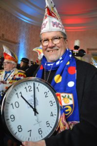 MCV-Präsident Reinhard Urban am 11.11. mit der Uhrl, die den Start in die Kampagne anzeigt. - Foto: gik