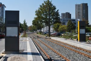Wie oft fahren Bus und Bahn am Wohnort? Zu selten, sagen die Rheinland-Pfälzer - hier eine neue Mainzelbahn-Haltestelle in Bau. - Foto: MVG Mainz