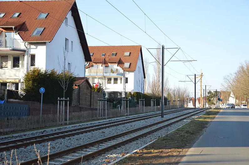 Mainzelbahn am Ostergraben mit Häusern nah