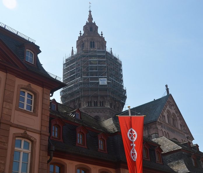 „Jemand brüllte ins Telefon: der Dom brennt!“ – Auch Mainzer Kathedrale entging nur knapp Brandkatastrophe – Seit 1774 Steingewölbe