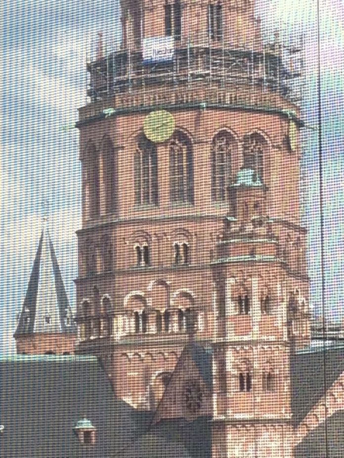 Uhr am Mainzer Dom geht nach Blitzeinschlag wieder