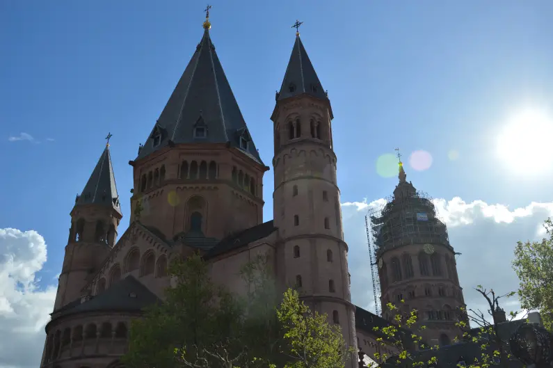 Mainzer Dom mit Sonne