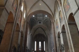 Kirche ohne Menschen - Menschen ohne Kirche? Der leere Mainzer Dom von innen. - Foto: gik
