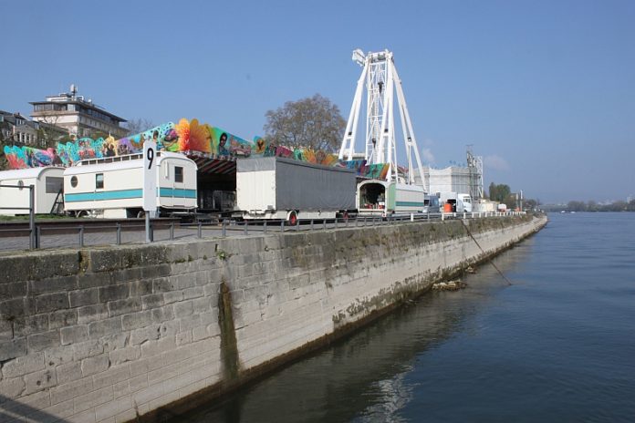 Kaimauer wird mit Ankerköpfen ans Rheinufer gespannt – 130 Jahre alte Mauer wird saniert