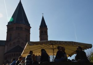 Weingenuss zu Füßen des Mainzer Doms - mehr Mainzer Lebensgefühl geht nicht. - Foto: gik