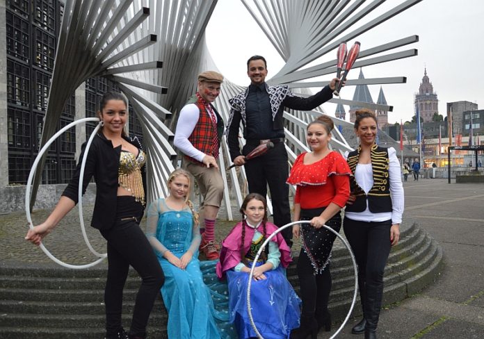 Mainzer Weihnachtszirkus: Zirkusmagie vor dem Rathaus, Akrobatik auf Fleischwurstringen