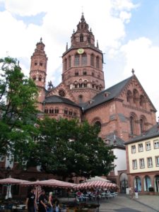 Blick auf den Mainzer Dom vom unteren Martk - Foto: gik