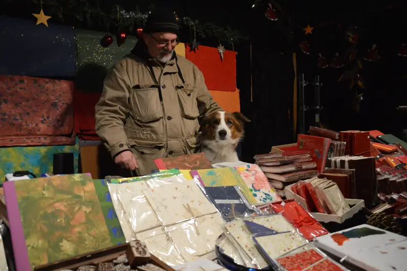 Martin Wolter mit Hund an seinem Papierstand - Foto: gik