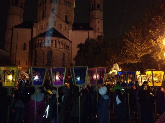 In finsteren Zeiten braucht es leuchtende Menschen: Martinsumzüge und Feiern in Mainz