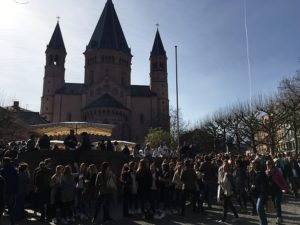 Menschenmassen beim Start des Mainzer Marktfrühstücks 2017 - wie in jedem Jahr. - Foto: gik 