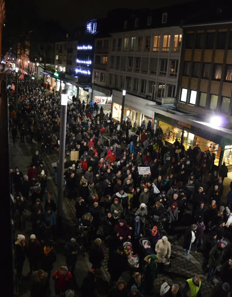 Menschenmenge auf der Schillerstraße nei Anti-Pegida-Demo in Mainz - Foto: gik