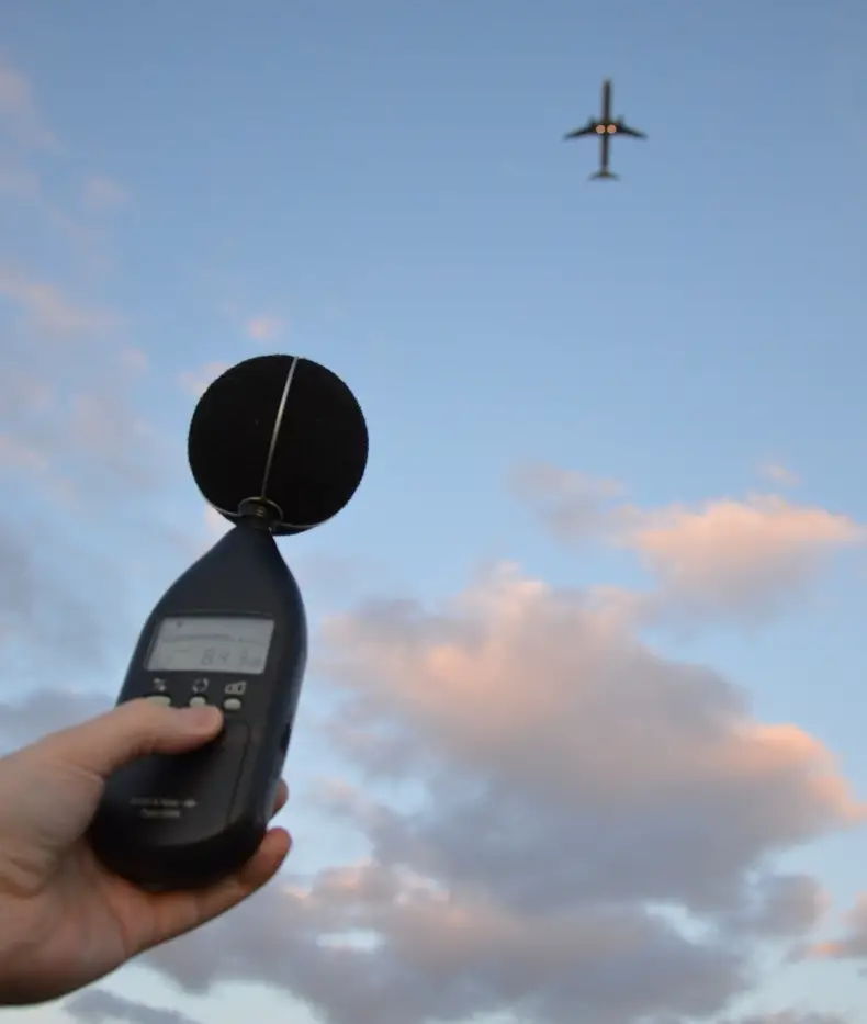 Messgerät 84 Dezibel und Flugzeug am Himmel - Foto: gik