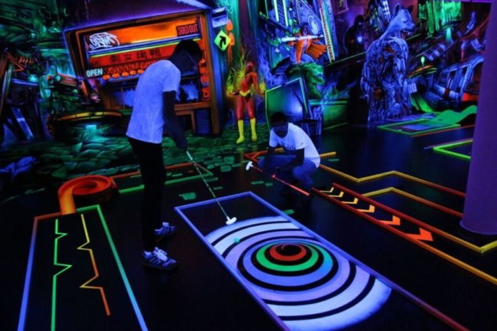 Schwarzlicht-Minigolf eröffnet am Freitag in Mainz – 18 Löcher mitten in der Mainzer Altstadt in Neon und 3D