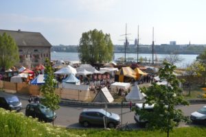 Tolle Kulisse, Zeitreise-Erlebnis: Mittelaltermarkt in der Reduit in Mainz-Kastel - Foto: gik